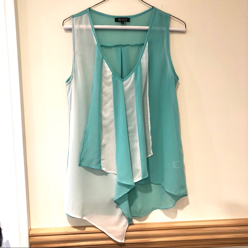 Flowy White and Sea-foam Green Tank top ☀️